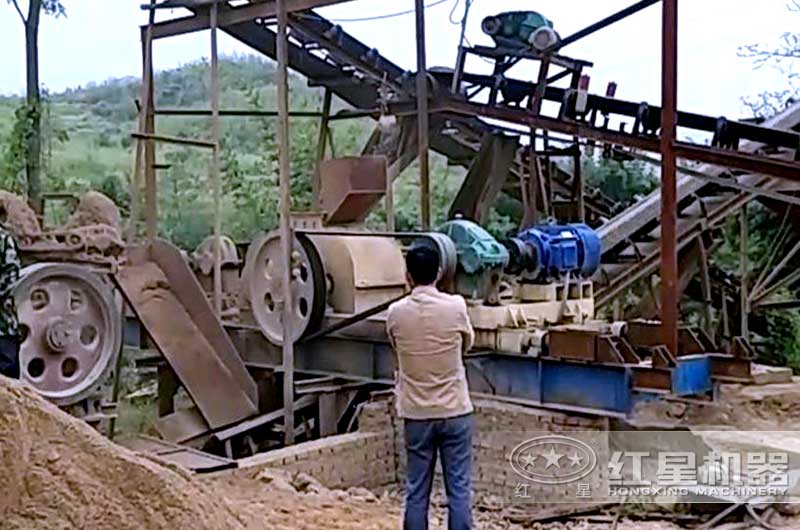 齒輥破碎機加工鵝卵石機制砂現場 齒輥破碎機加工鵝卵石機制砂現場