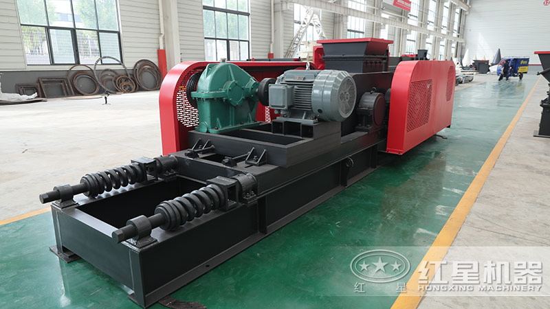 對(duì)輥制砂機(jī)車間實(shí)拍 對(duì)輥制砂機(jī)車間實(shí)拍