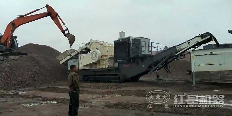 履帶移動式細碎機現(xiàn)場 履帶移動式細碎機現(xiàn)場