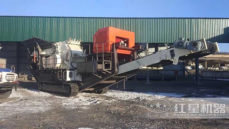 俄羅斯履帶移動(dòng)破碎機(jī)加工現(xiàn)場(chǎng) 俄羅斯履帶移動(dòng)破碎機(jī)加工現(xiàn)場(chǎng)